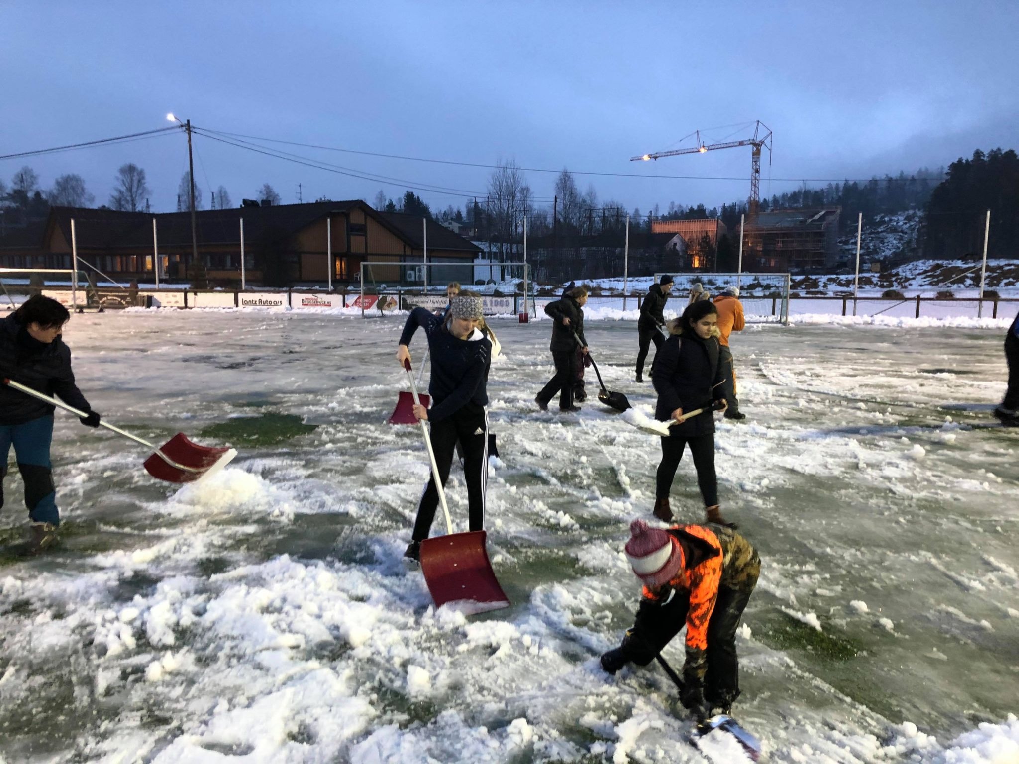 Dugnadsgjeng vinner kampen mot vinteren - EH-banen snart klar for bruk
